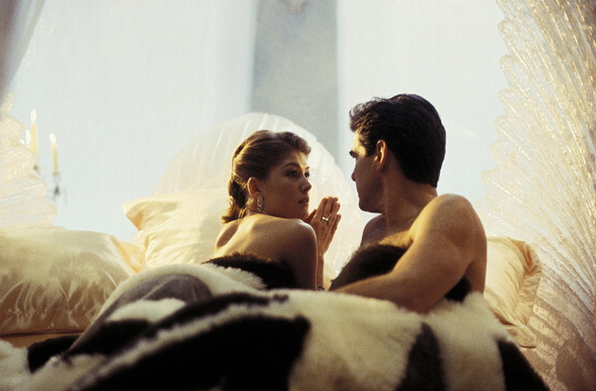 Pierce Brosnan y Rosamund Pike en Muere Otro Dia