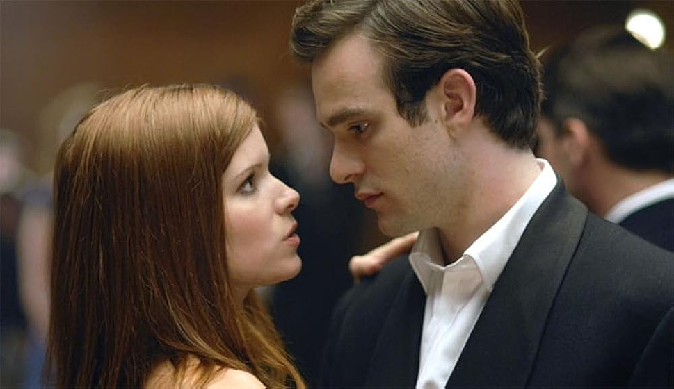 Charlie Cox y Kate Mara en stone-of-destiny