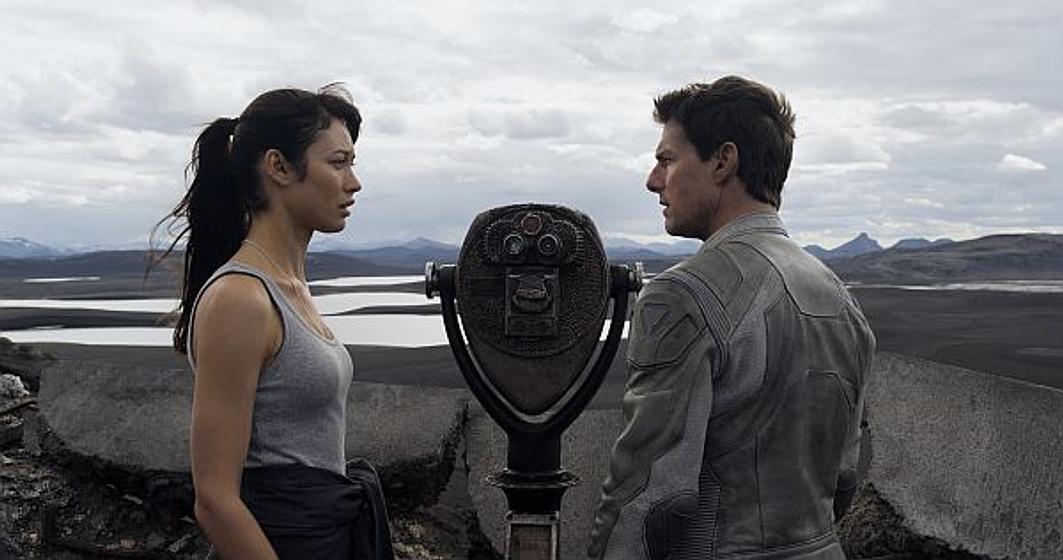 Tom Cruise y Olga Kurylenko en Oblivion