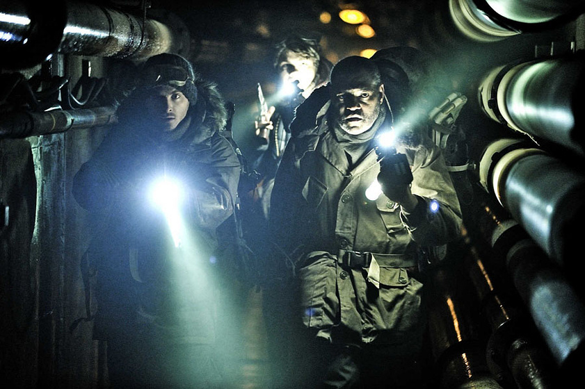 Laurence Fishburne y Kevin Zegers en Colonia V