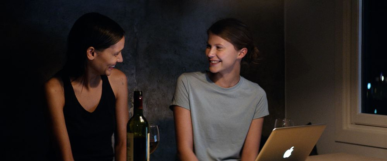 Eili Harboe y Kaya Wilkins en Thelma