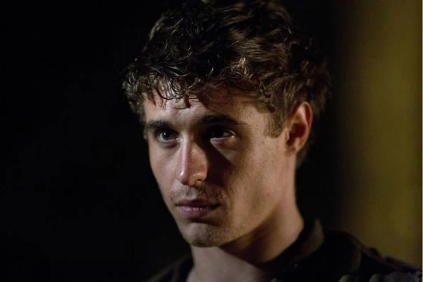 Max Irons en the-host-la-huesped