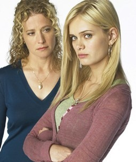 Nancy Travis y Sara Paxton en Hacia el Abismo