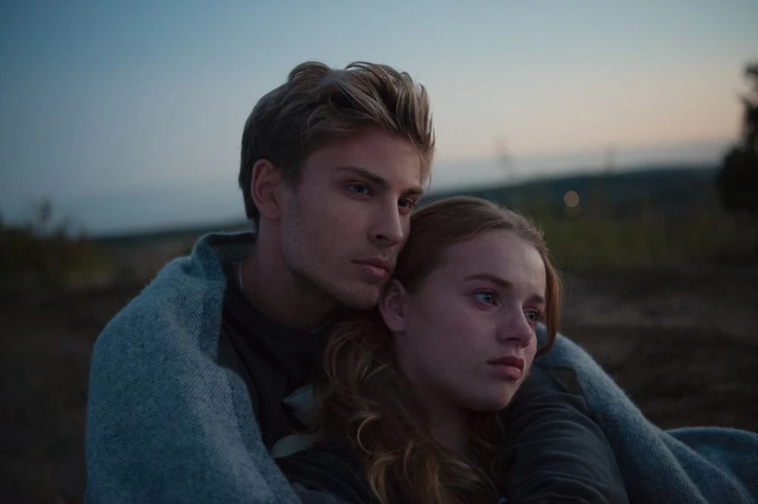 Luna Wedler y Jannik Schümann en cerca-del-horizonte