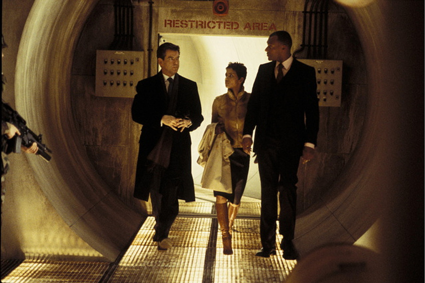 Halle Berry y Pierce Brosnan en Muere Otro Dia
