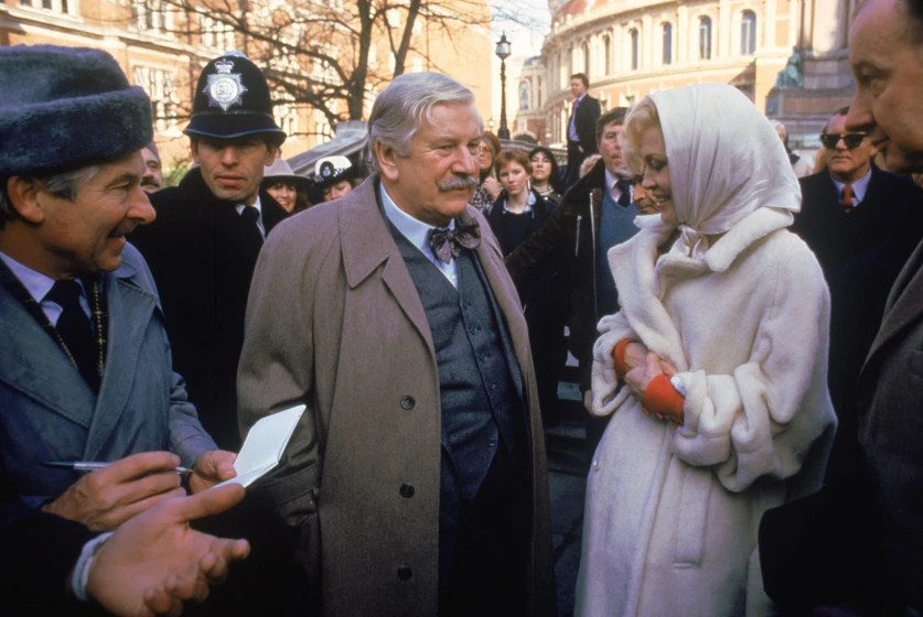 Faye Dunaway, Peter Ustinov y Jonathan Cecil en la-muerte-de-lord-edgware-trece-a-la-mesa