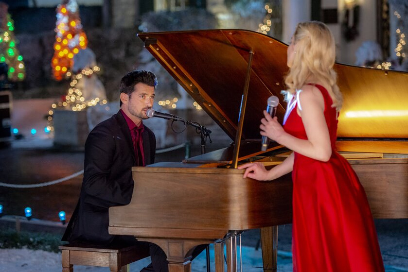 Wes Brown y Kellie Pickler en Navidad en Graceland
