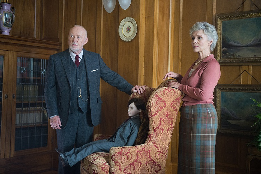 Jim Norton [I] y Diana Hardcastle en The Boy