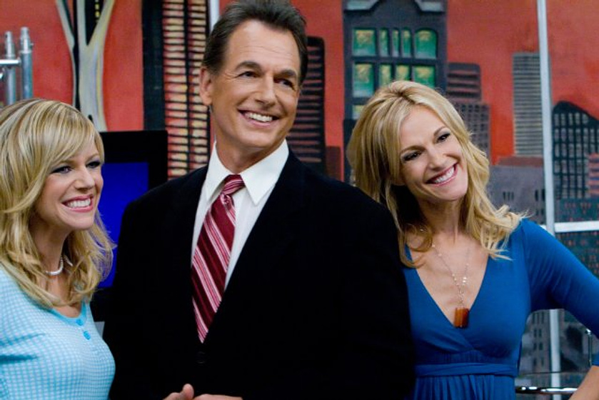 Mark Harmon, Kaitlin Olson y Tricia O'Kelley en La chica del tiempo