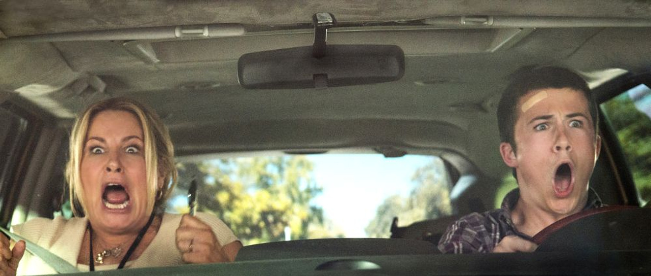 Jennifer Coolidge y Dylan Minnette en Alexander y el día terrible, horrible, espantoso, horroroso