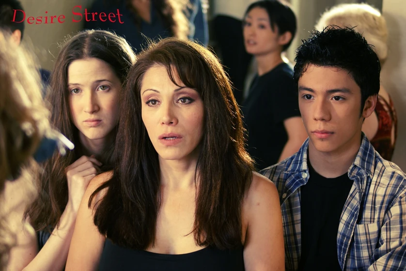 Alejandra Walker, Ellen Clifford, Yuka Ozaki y Javi López en Desire Street (Desire Street - Carmen, Bess, Andrea)