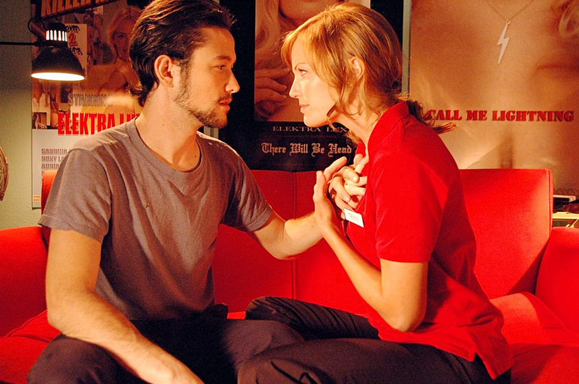 Joseph Gordon-Levitt y Malin Akerman en Elektra Luxx