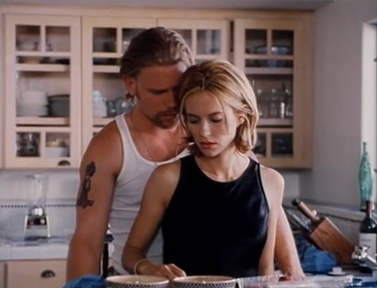 Kelly Preston y Mark Pellegrino en little-surprises