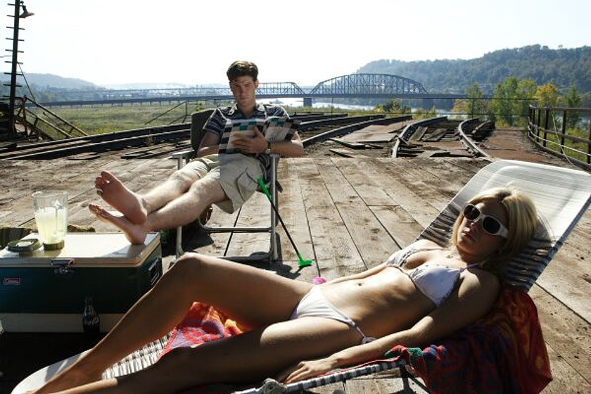 Jon Foster y Sienna Miller en The Mysteries of Pittsburgh