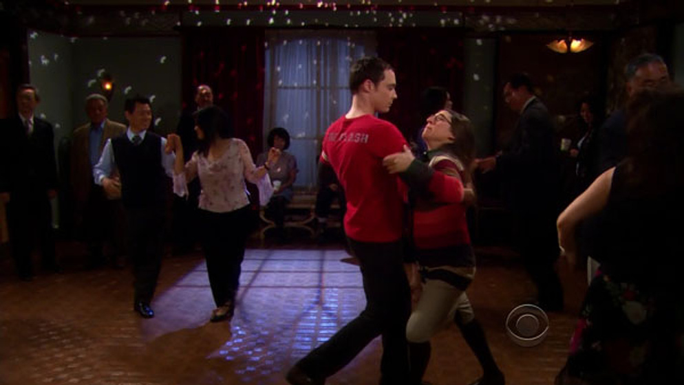 Jim Parsons y Mayim Bialik en The Big Bang Theory
