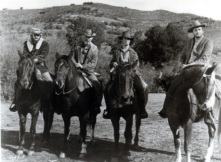 George C. Scott, John Drew Barrymore, Terry Wilson y Rex Holman en tierra-salvaje-1969