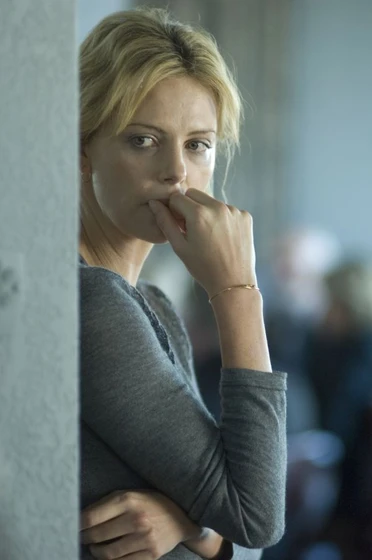 Charlize Theron en lejos-de-la-tierra-quemada
