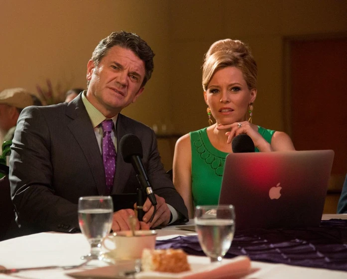 Elizabeth Banks y John Michael Higgins en Dando la nota. Aún más alto
