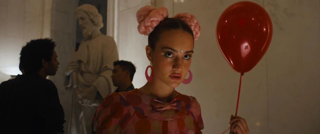 Grace Van Patten en lo-que-esconde-silver-lake