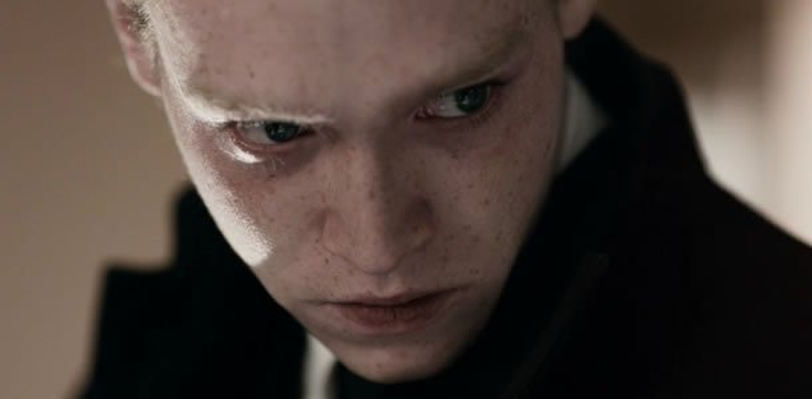 Caleb Landry Jones en Antiviral