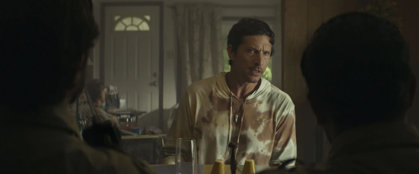 Simon Rex en fuera-de-ley