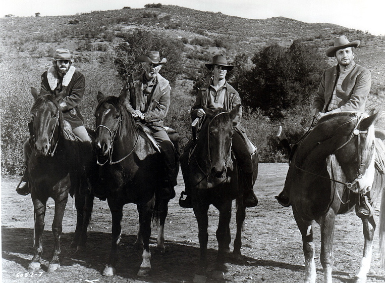George C. Scott, John Drew Barrymore, Terry Wilson y Rex Holman en Tierra Salvaje