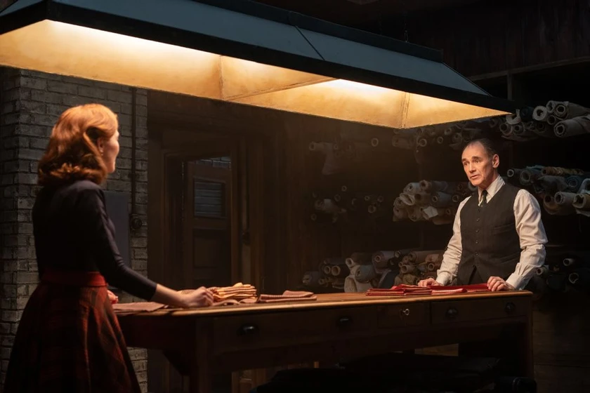 Mark Rylance y Zoey Deutch en el-sastre-de-la-mafia