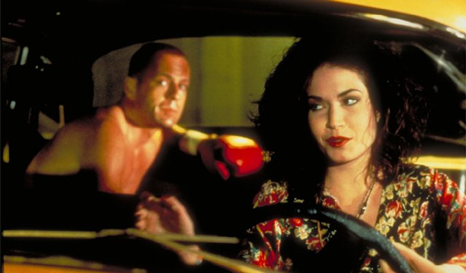 Bruce Willis y Angela Jones en Pulp Fiction
