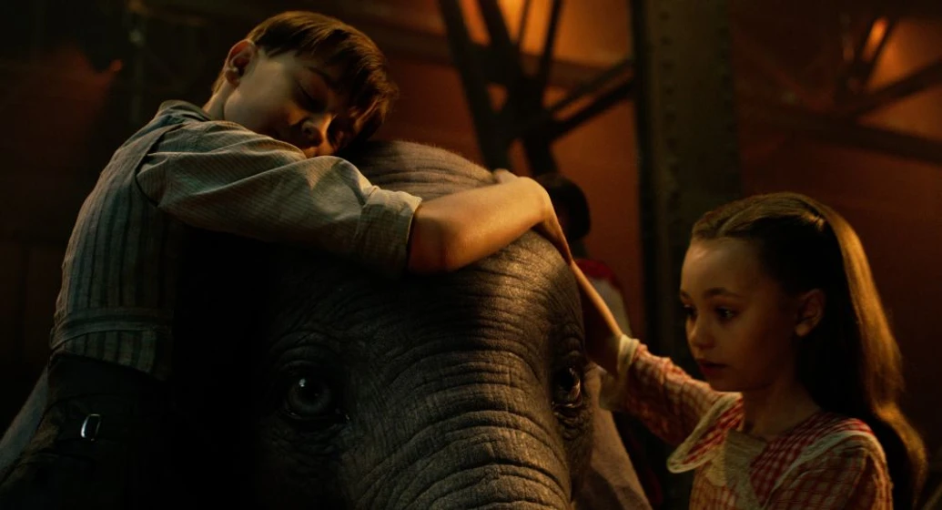 Finley Hobbins y Nico Parker en dumbo-2019