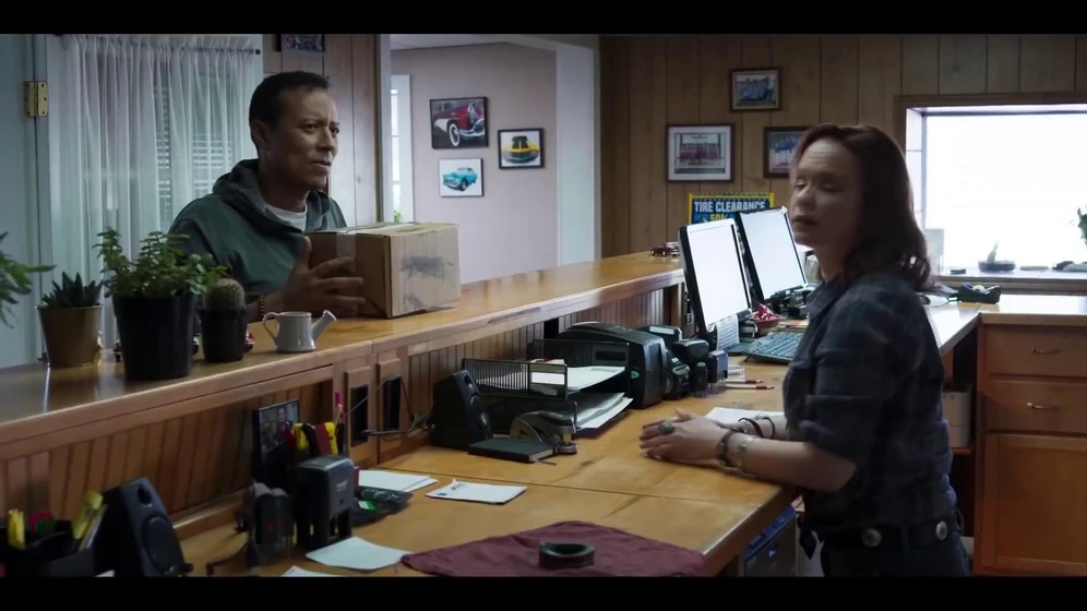 Thora Birch y Yancey Arias en frente-al-tornado