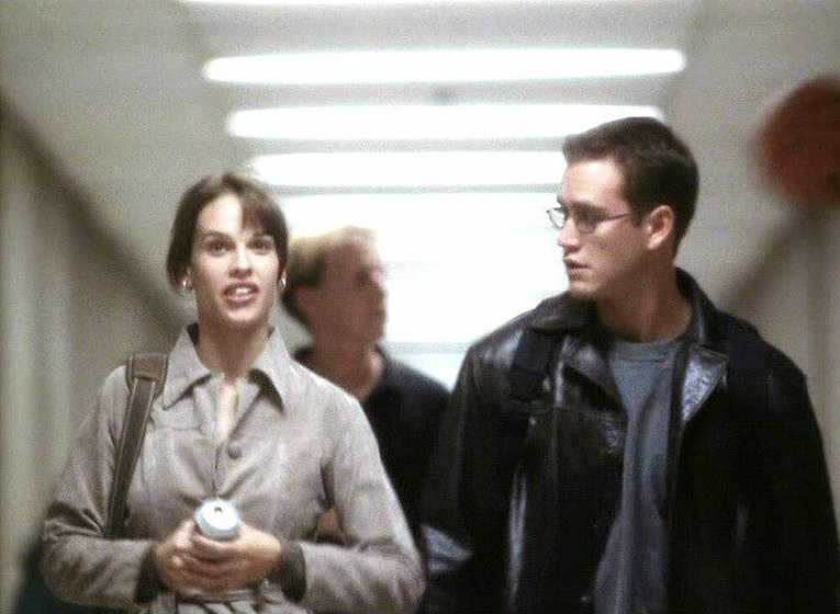 Hilary Swank y Mark-Paul Gosselaar en juramento-mortal