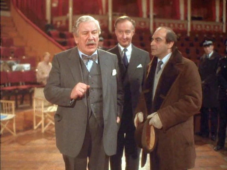 Peter Ustinov, David Suchet y Jonathan Cecil en la-muerte-de-lord-edgware-trece-a-la-mesa