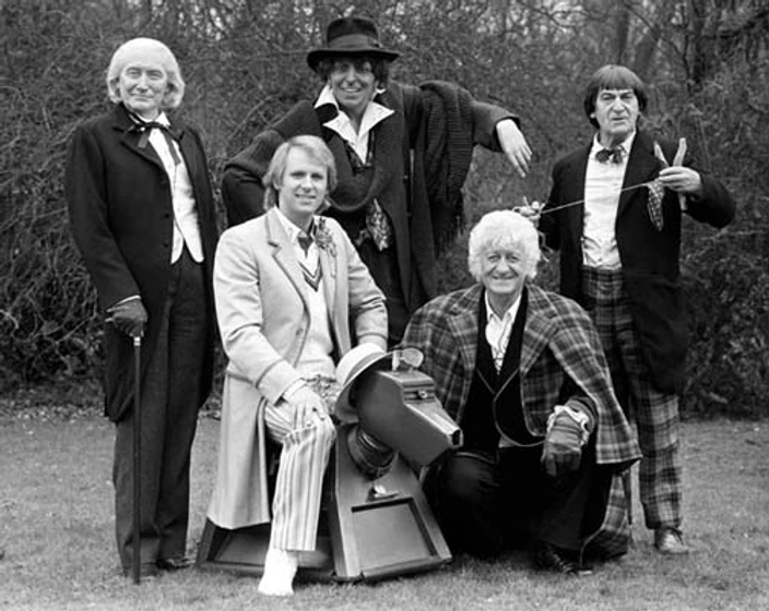 William Hartnell, Tom Baker, Patrick Troughton, Peter Davison y Jon Pertwee en doctor-who-1963