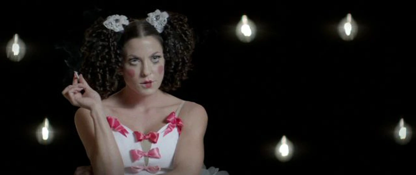 Heather Wahlquist en yellow-2012