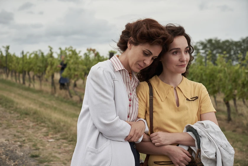 Cassandra Ciangherotti y Olivia Vinall en leonora-in-the-morning-light