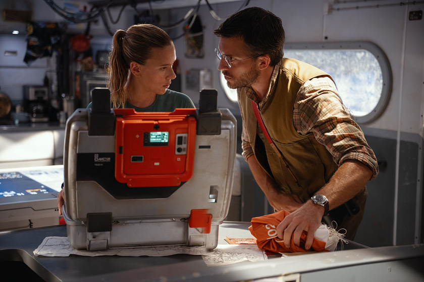 Scarlett Johansson y Jonathan Bailey en Jurassic World. El Renacer