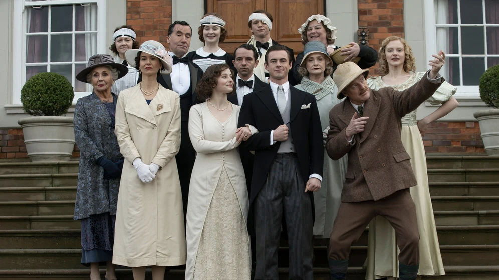 Thomasin McKenzie, Emma Laird y Ben Radcliffe en fackham-hall