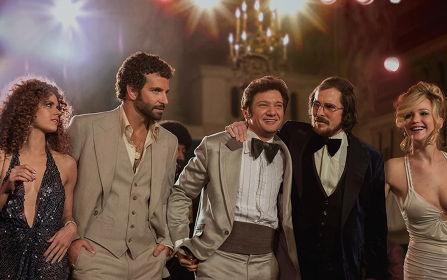 Christian Bale, Bradley Cooper, Amy Adams, Jeremy Renner y Jennifer Lawrence en La Gran Estafa Americana
