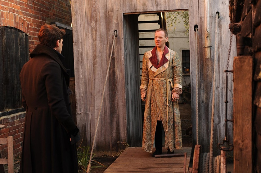 Ewen Bremner y Jeremy Irvine en Grandes Esperanzas