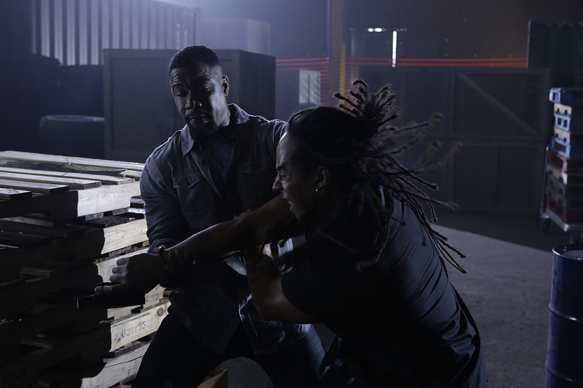 Michael Jai White y Lateef Crowder en El Regreso de Falcon