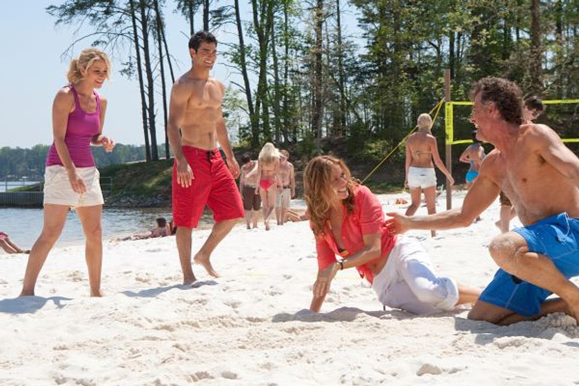 Tyler Hoechlin, Christina Applegate y Jenna Fischer en Carta blanca