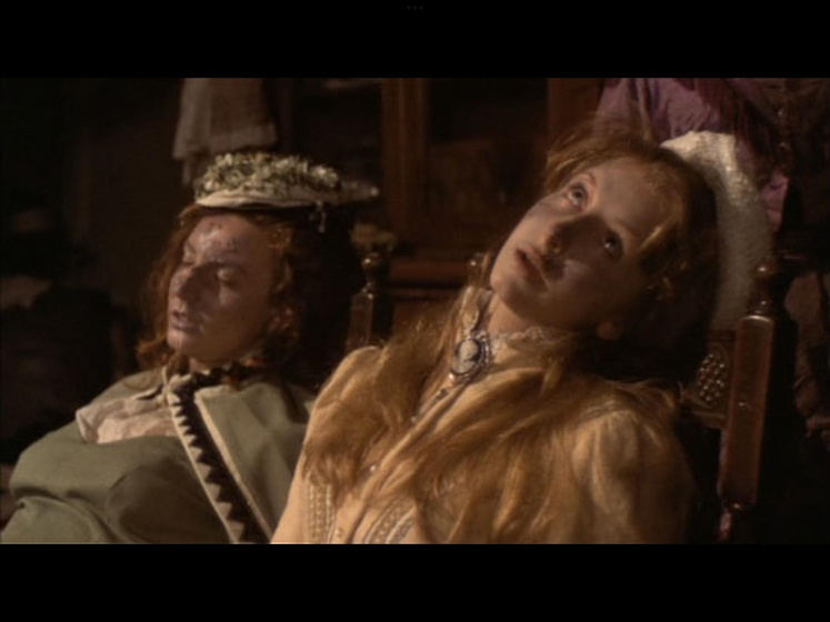 Carla Hoogeveen y Diana Dangerfield en Inn of the Damned