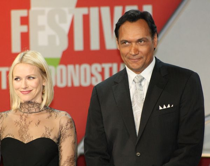 Jimmy Smits y Naomi Watts en Tonto quien lo lea (Clausura Festival San Sebastián)