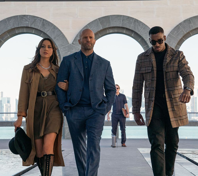 Jason Statham, Aubrey Plaza y Bugzy Malone en Operación Fortune. El Gran Engaño