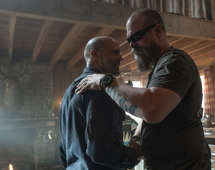 Jason Statham y David Harbour en A Working Man