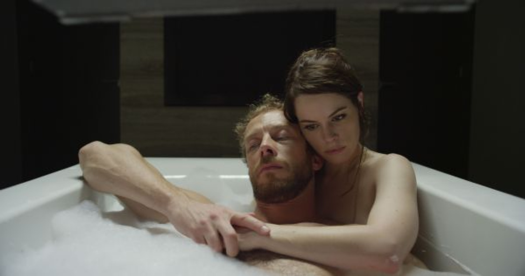 Emily Hampshire y Kris Holden-Ried en Retornados