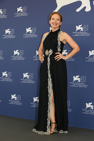Amy Ryan en Wolfs (Festival de Venezia. Septiembre 2024)