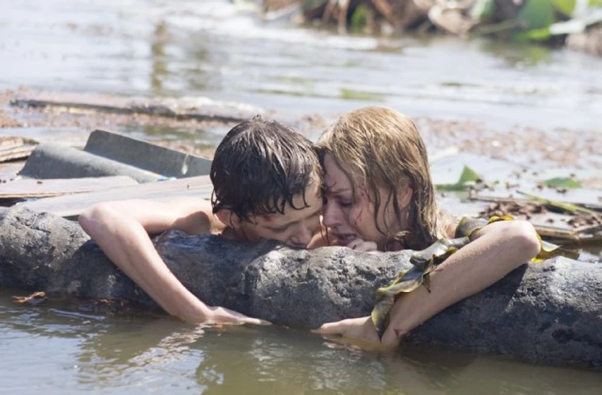 Tom Holland [I] y Naomi Watts en lo-imposible