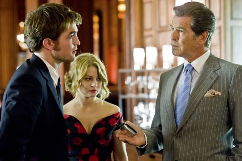 Pierce Brosnan, Robert Pattinson y Emilie de Ravin en Recuérdame