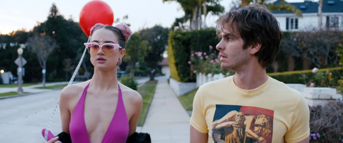 Andrew Garfield y Grace Van Patten en lo-que-esconde-silver-lake